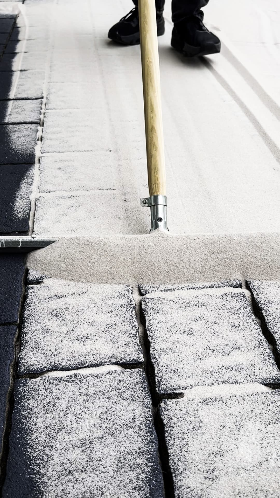 Neue Fuge wird in eine gereinigte Pflasterfläche eingearbeitet