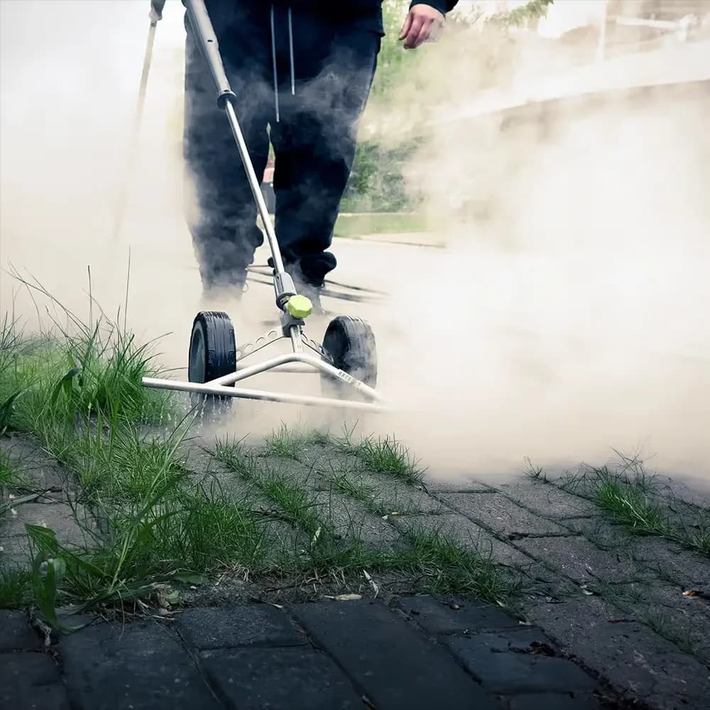 Thermische Unkrautbekämpfung mit sichtbarem Dampf