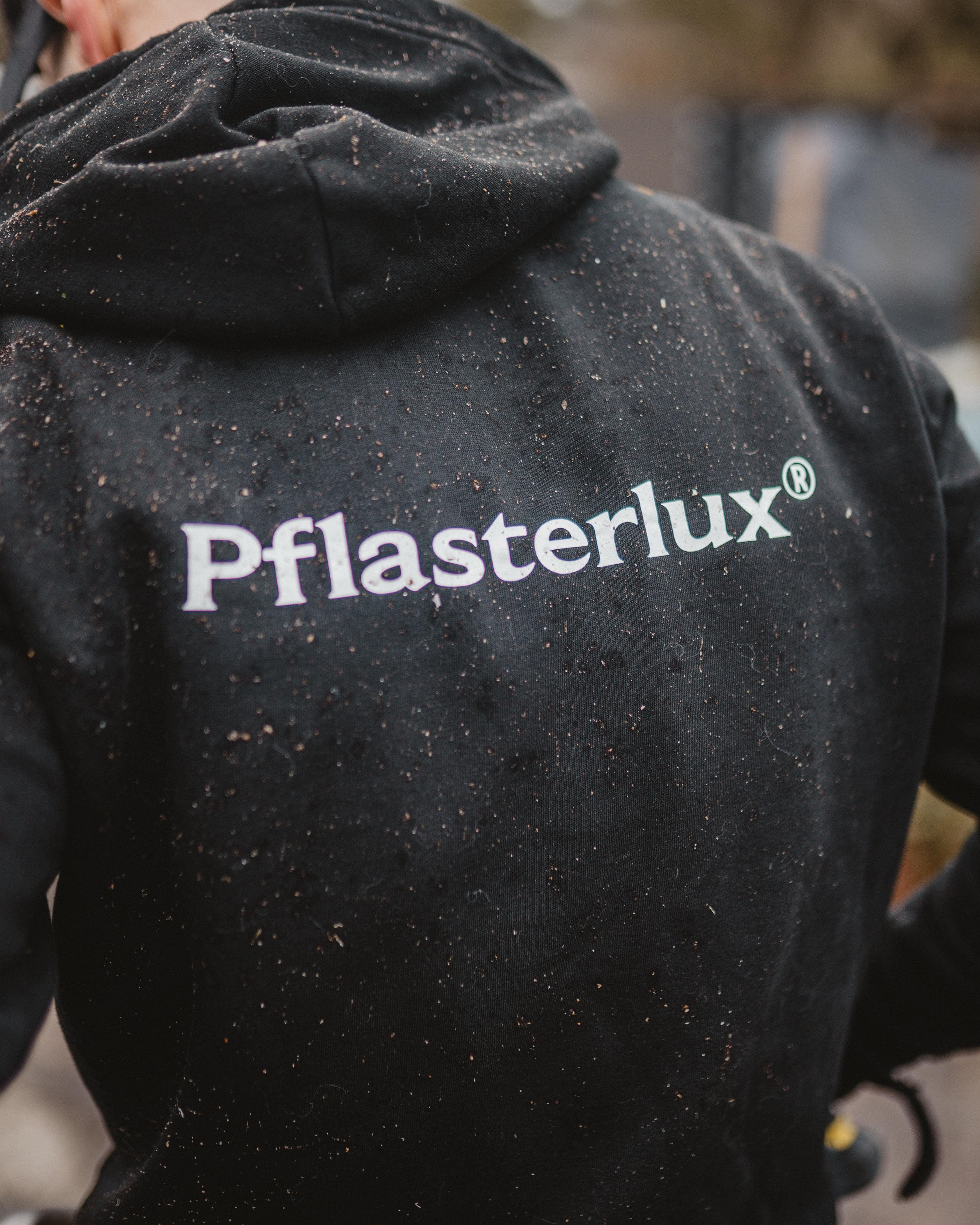 Pflasterlux-Pullover bei der Arbeit, von hinten