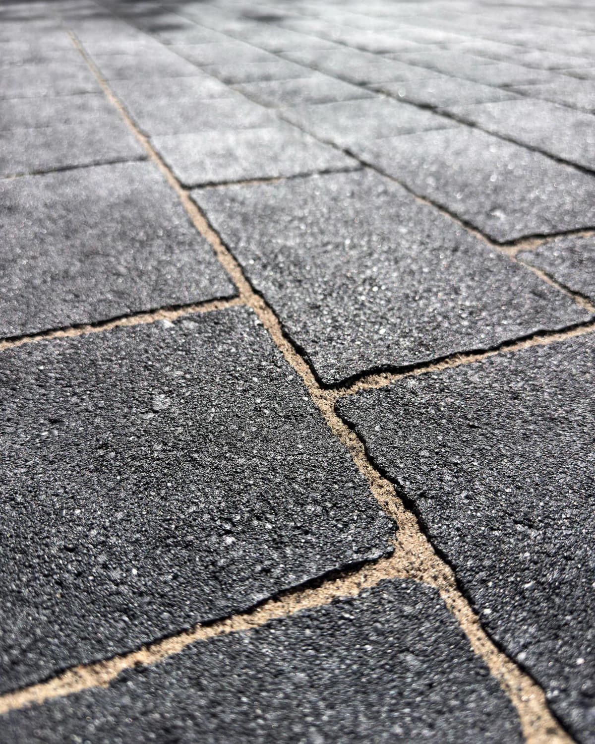 Terrasse in Mönkeberg im Detail: anthrazitfarbener Stein und helle Mörtelfuge