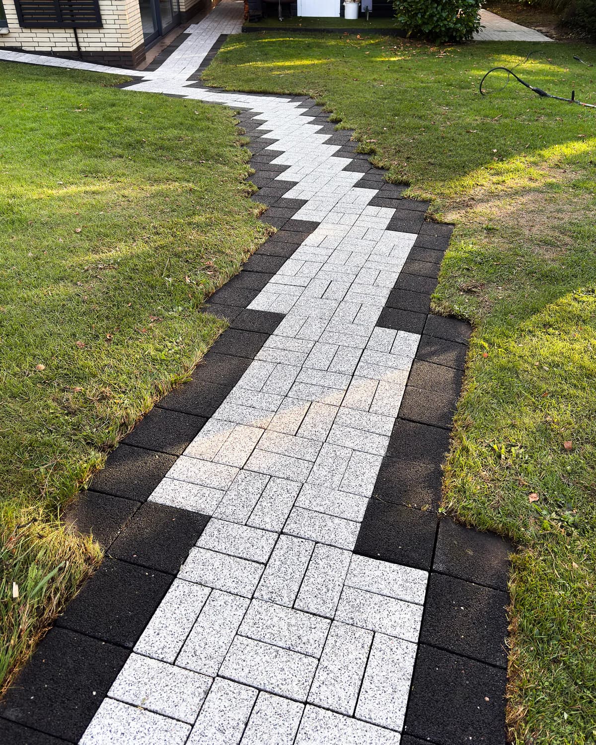 Gartenweg aus Betonstein in Hamburg nach der Reinigung